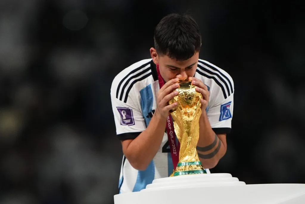 Paulo Dybala con la Copa del Mundo.