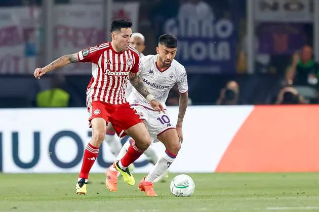 El Olympiakos de Santi Hezze le ganó la pulseada a la Fiorentina de Nico González.