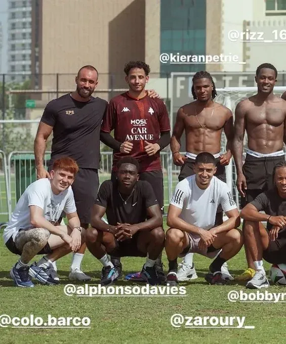 El Colo Barco junto con Davies y varios futbolistas (Instagram)