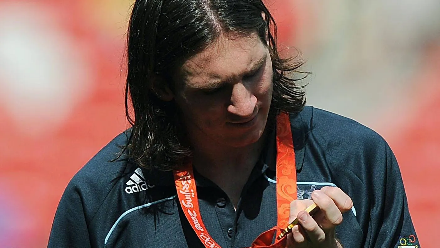 Lionel Messi con su Medalla de Oro de los Juegos Olímpicos de Beijing 2008.