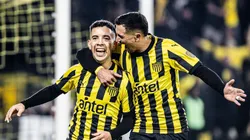 Leo Fernández festejando un gol en Peñarol.