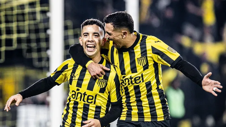 Leo Fernández festejando un gol en Peñarol.