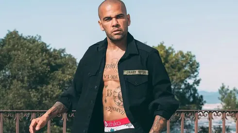 Dani Alves vuelve al fútbol tras salir de prisión