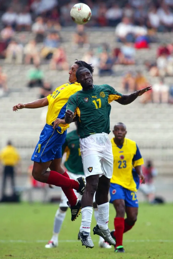 Patiño disputa una pelota con Marc-Vivien Foé, quien luego perdería la vida en el campo de juego. (Foto: IMAGO).