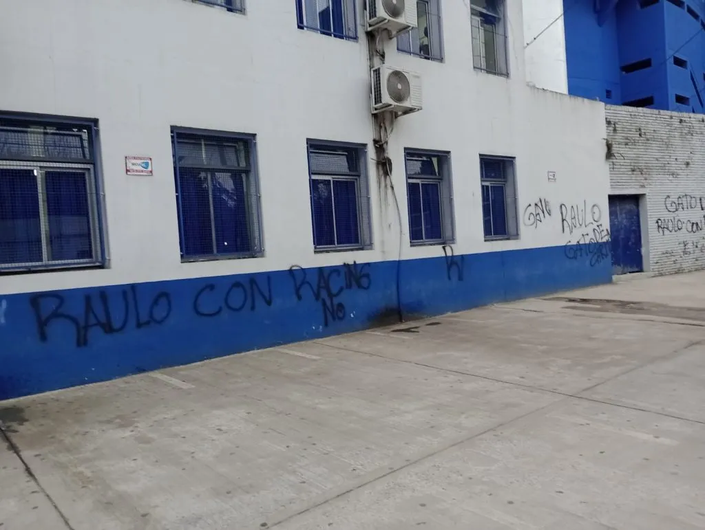 Pintadas en Liniers. (Foto: @Barras_LATAM)