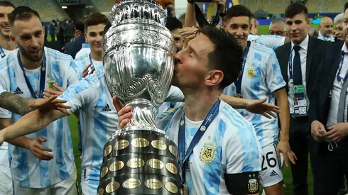Lionel Messi con la Copa América que ganó en 2021.
