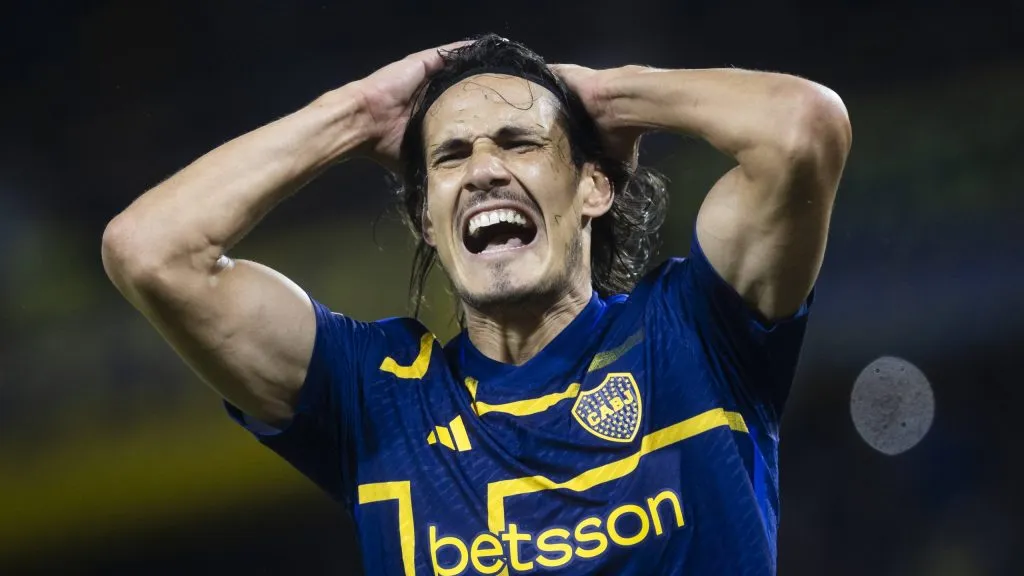 Cavani, en llamas por el gol que le anularon. (Foto: IMAGO)