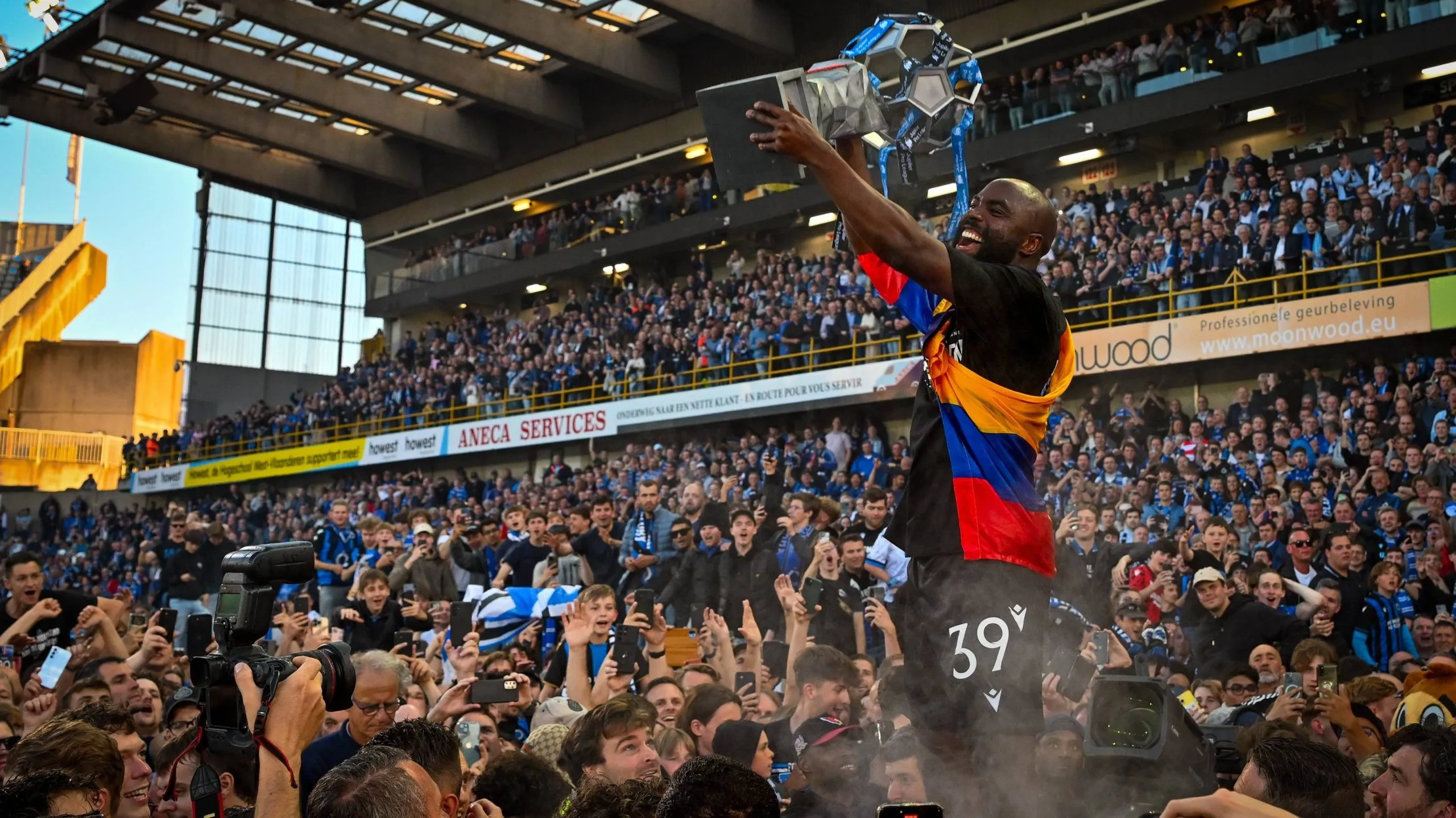 Éder Álvarez Balanta en la celebración del título con el Brujas.