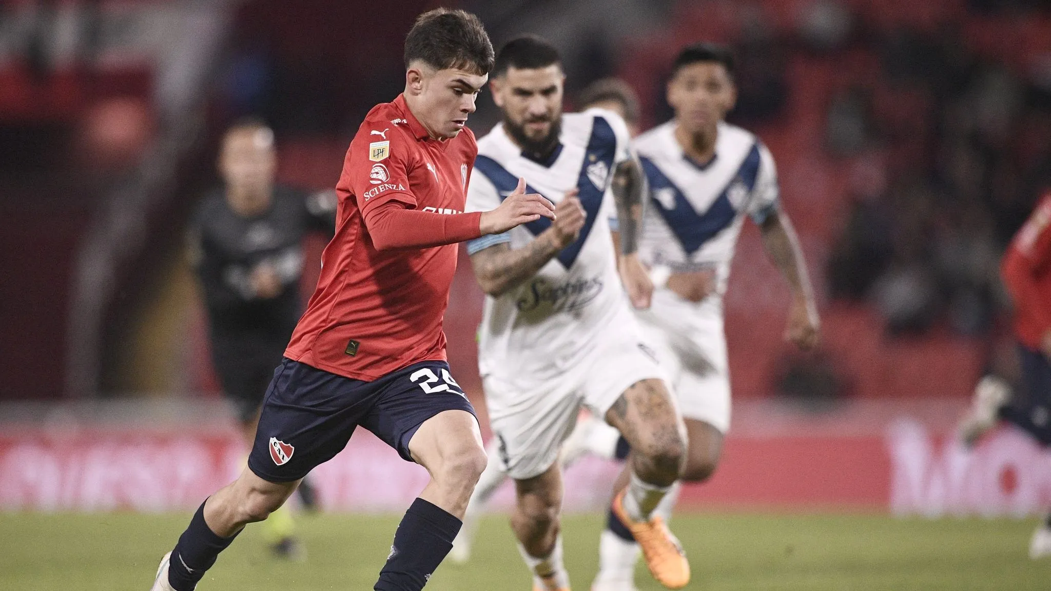 Santiago López corre ante la marca de Elías Gómez. (Prensa Independiente)