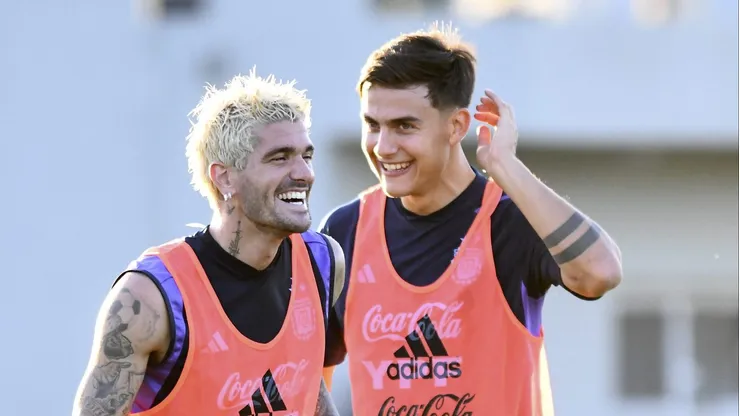 Rodrigo De Paul junto a Paulo Dybala en la Selección Argentina.