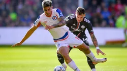 Leandro González Pirez marcando a Gonzalo Verón.