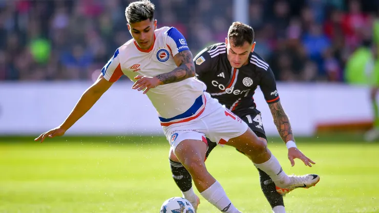 Leandro González Pirez marcando a Gonzalo Verón.
