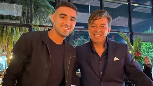 Lucas Martínez junto al Muñeco Gallardo.