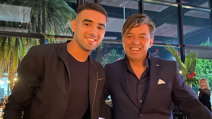 Lucas Martínez junto al Muñeco Gallardo.