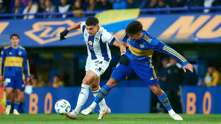 Ramón Sosa pelea por la pelota con Pol Fernández.