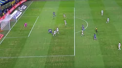 La posición de Cavani es muy fina, pero el VAR marcó offside.
