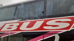 Así fue apedreado el micro de San Lorenzo.