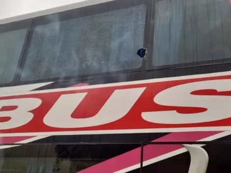 Piedrazos a los micros de San Lorenzo en Mendoza: hay un herido