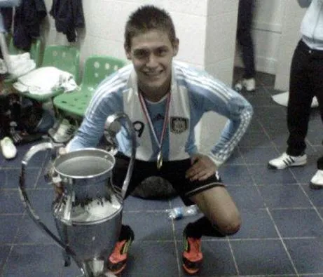 Buter festejando en el vestuario de la Sub 20 campeona en Chile