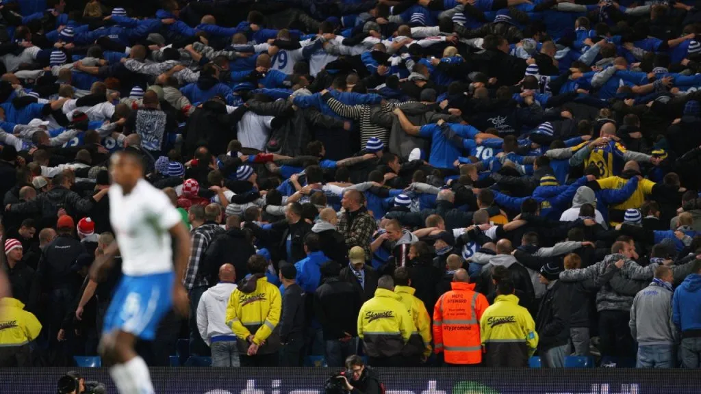Los hinchas de Lech Poznan, con su clásico festejo, ante Manchester City en octubre de 2010 (Getty Images).