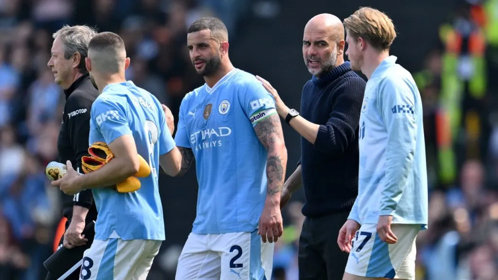 Pep Guardiola, con algunos de los referentes como Walker y De Bruyne (IMAGO / Colorsport).