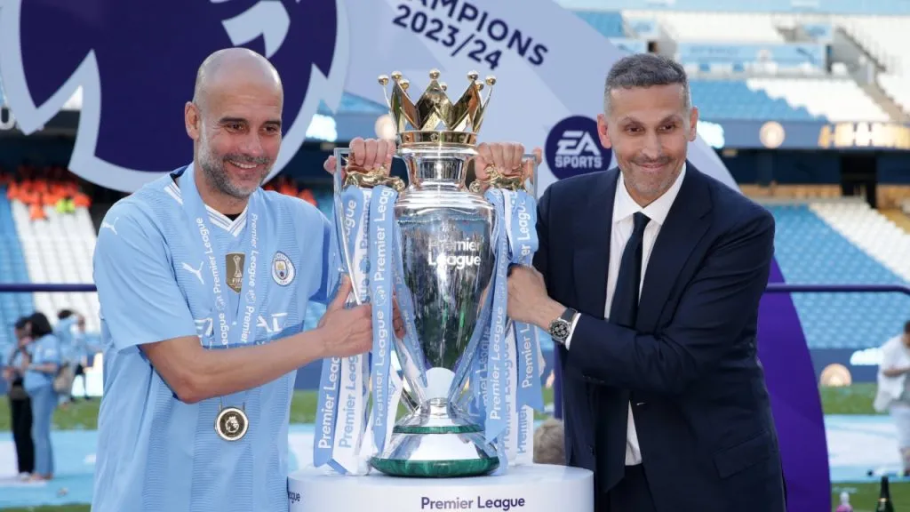 Pep Guardiola, junto al presidente de Manchester City, Khaldoon Al Mubarak (IMAGO / Action Plus).