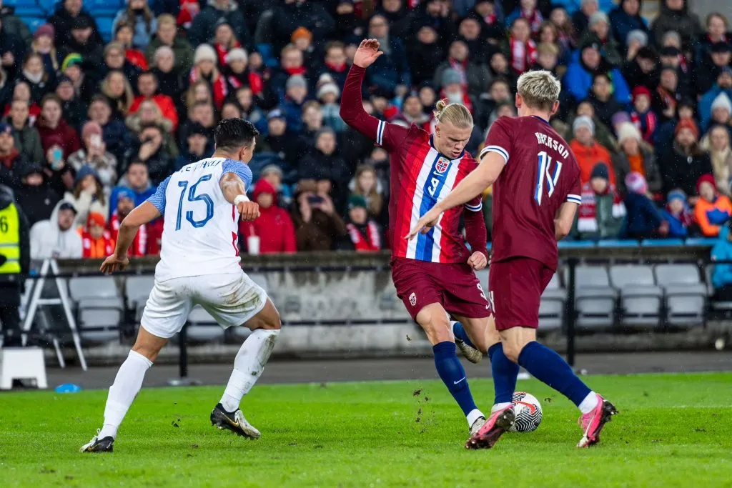 Vernon De Marco marcando a Haaland en un amistoso Eslovaquia – Noruega (Archivo personal)