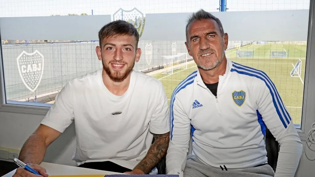 Nacho Rodríguez, al firmar su contrato profesional con Boca, junto a Raúl Cascini (Twitter @BocaJrsOficial).