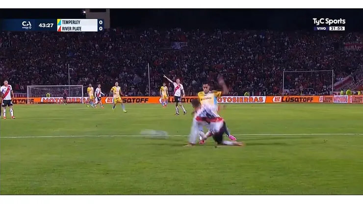 VIDEO | ¿Fue penal? La patada de González Pirez que generó polémica en Temperley vs. River