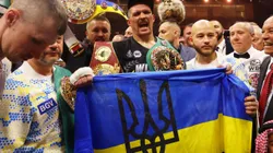 El flamante campeón mundial indiscutible de peso pesado puede hacer su estreno como futbolista profesional.