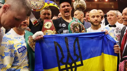 El flamante campeón mundial indiscutible de peso pesado puede hacer su estreno como futbolista profesional.