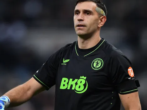 Dibu Martínez fue elegido por la prensa inglesa en el XI Ideal de la Premier League 2023/24