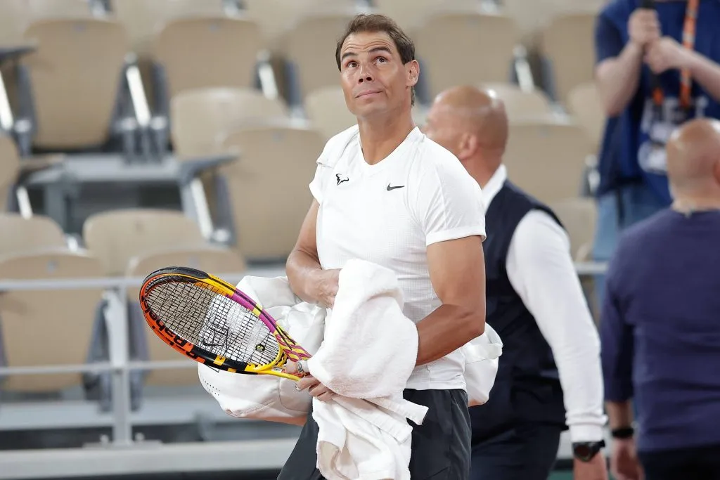 Rafa mira al público que lo fue a ver entrenar en la Philippe Chatrier. (Foto: IMAGO).