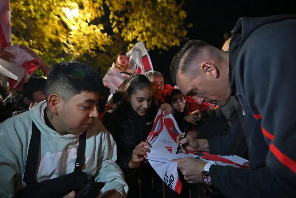 Armani firma autógrafos en la puerta del hotel de Mendoza. (Foto: Prensa River).