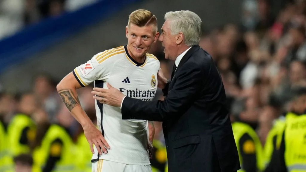 Toni Kroos, junto a Carlo Ancelotti.