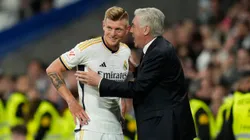 Toni Kroos, junto a Carlo Ancelotti.