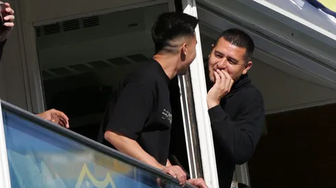 Pol Fernández y Riquelme en un palco en La Bombonera