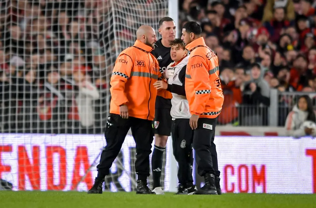 Armani abrazo al joven que se metió en el campo de juego del Monumental. (Foto: Getty).