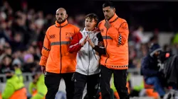 Lucas Squilarro fue sacado del terreno por dos empleados de seguridad.