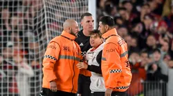 Un invasor de campo fue a buscar a Armani.