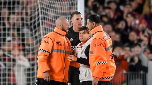 Un invasor de campo fue a buscar a Armani.