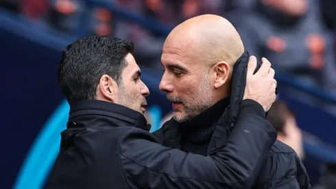 Mikel Arteta junto a Pep Guardiola, los DTs que pelean por campeonar en la Premier.