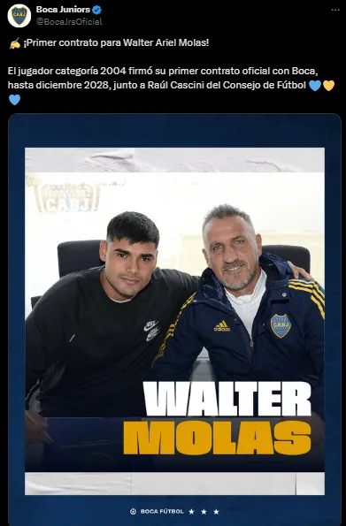 Walter Ariel Molas y la firma de su primer contrato (Twitter @BocaJrsOficial).