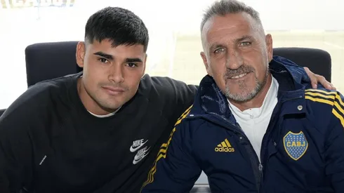 Walter Ariel Molas, junto a Raúl Cascini durante la firma de su primer contrato. (Foto: Prensa Boca)