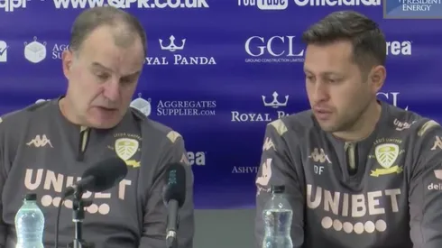 Marcelo Bielsa, junto a su ex traductor Diego Flores.