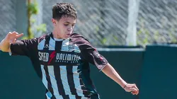 Mateo Apolonio con la camiseta de Deportivo Riestra.
