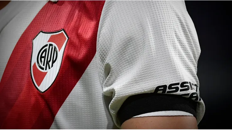 River usa la cinta negra contra Libertad.