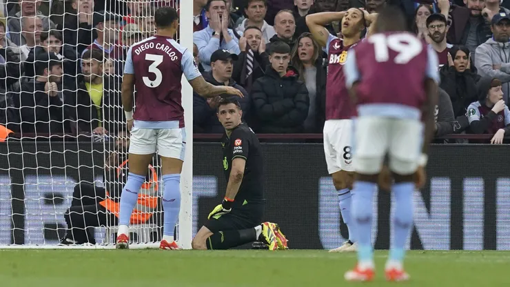 Medios ingleses no perdonaron a Emiliano Martínez por su gol en contra vs. Liverpool.