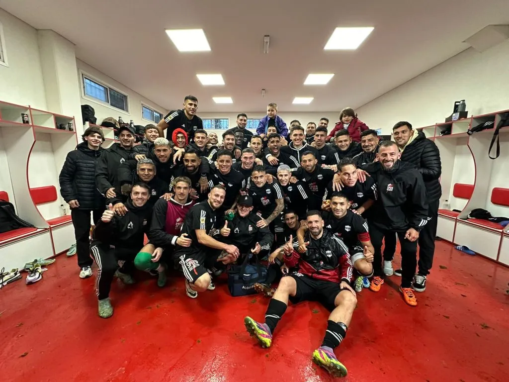 Riestra celebró el triunfo ante San Lorenzo por 1 a 0 con gol de Herrera. (Foto: Prensa Riestra).