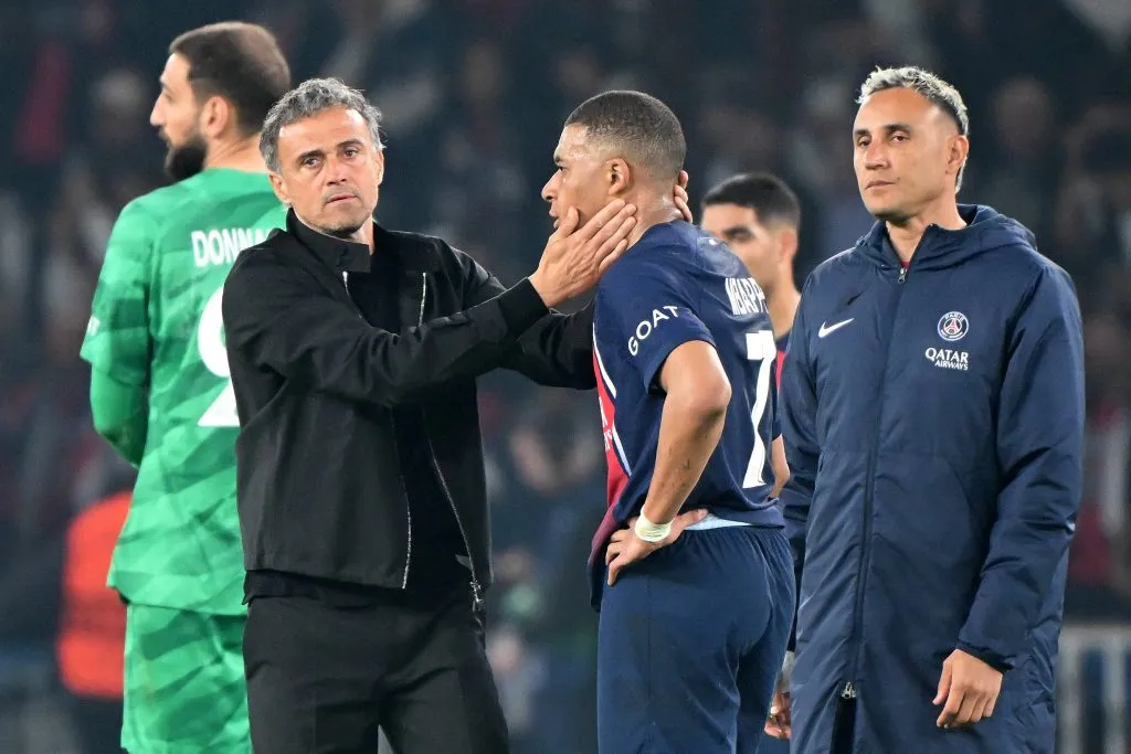 Decepción de Mbappé y Luis Enrique tras la eliminación en Champions.